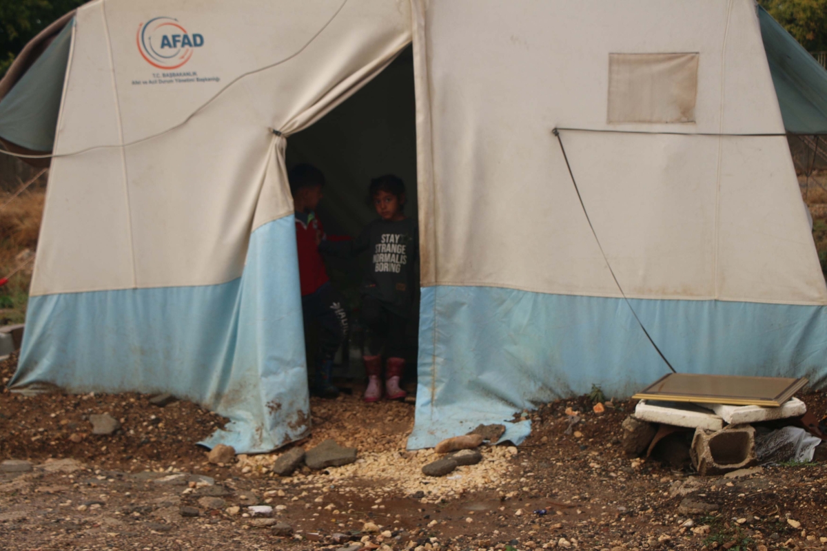 Sivritaş ailesi 9 aydır 4 çocuğuyla bataklık içerisindeki çadırda yaşam mücadelesi veriyor 
